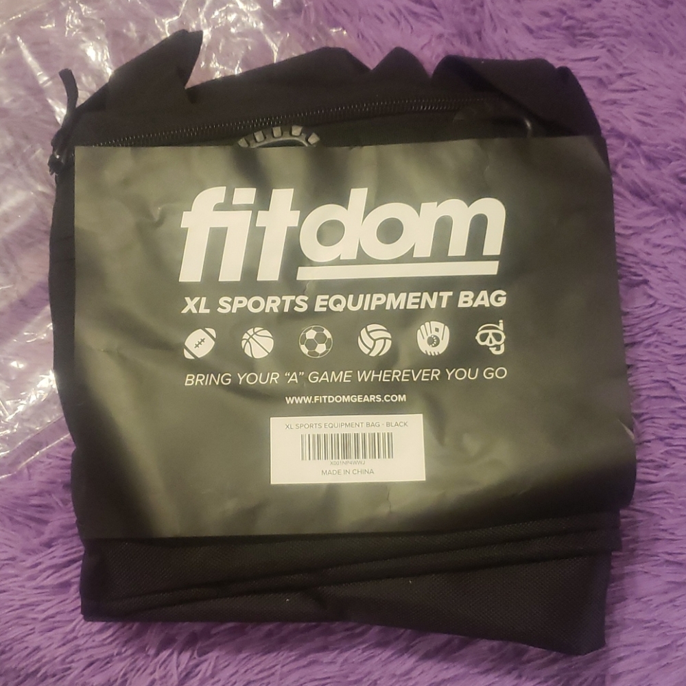 Nwt XXL sports utility waterproof duffel bag